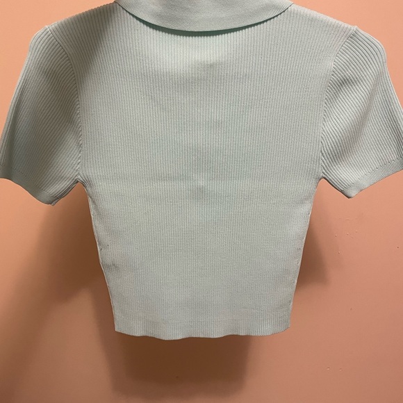 W/tags “twik” Cropped Light blue zippered collared T-shirt - Picture 3 of 3